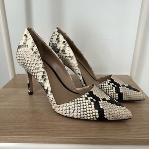 Snake print pointed pumps